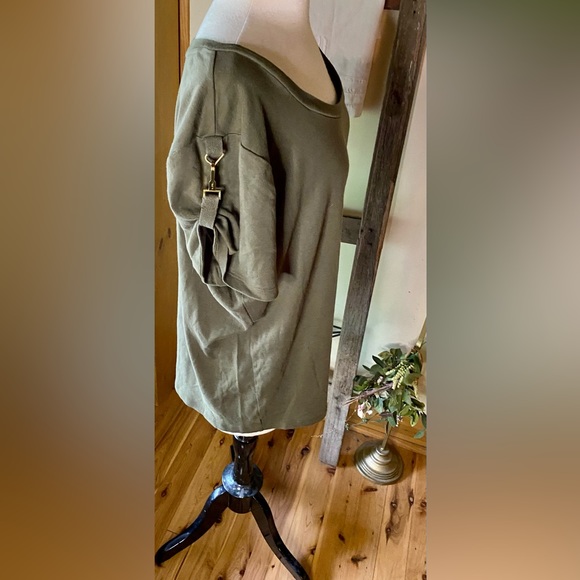 ✨Lauren Ralph Lauren Top with Metal Clip Sleeves✨ - Picture 2 of 10